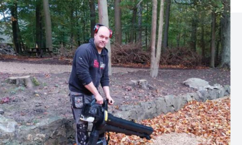 Marc Orlamunder dans la forêt avec une tronçonneuse