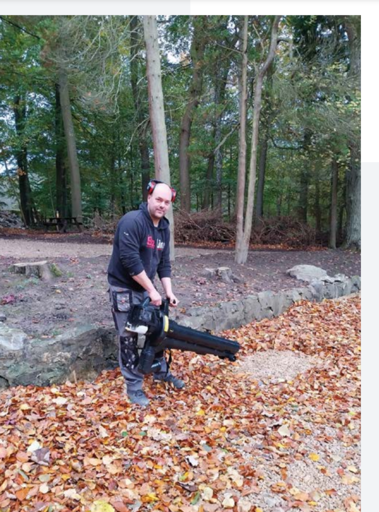 Marc Orlamunder dans la forêt avec une tronçonneuse